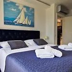 Aquamarine Deluxe Apartment